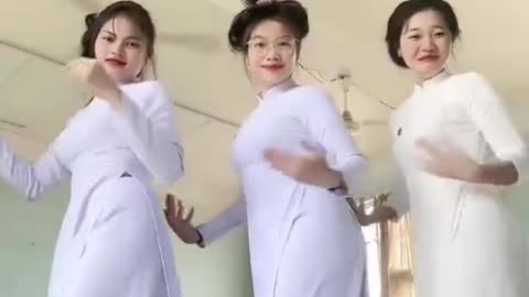 Beautiful girls wearing Vietnamese Ao Dai. #vietnam