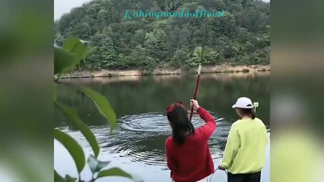 Sexy girl is good at fishing fish