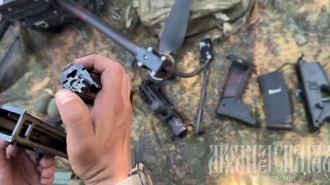 Russian soldier disassemble captured Polish made machine gun "FB MSBS Grot"