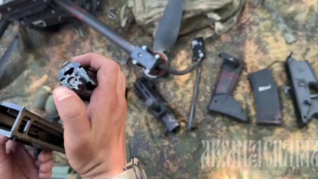 Russian soldier disassemble captured Polish made machine gun "FB MSBS Grot"