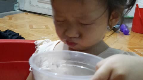 baby expresses when eating