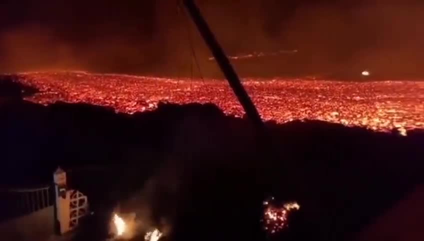 Lava continues to advance on the island of La Palma, Spain 10-11-2021