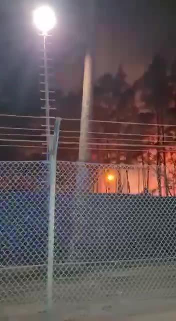 V lesích u Berlína se v muničáku po výbuchu munice určené pro Ukrajinu spustil velký požár