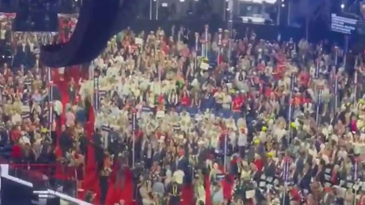 RNC STARTS WITH CROWD CHANTING FIGHT FIGHT FIGHT ✊✊👑🦁❤️🙏😎🇺🇲🧱🧱🧱