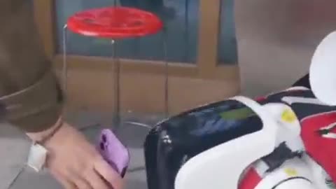 כלב הרובוט הזה בודק את דרכוני הקוביד של מבקרים בעיר נאנג'ינג, מחוז ג'יאנגסו בסין