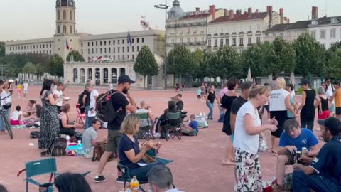 Les masques blancs Lyon s'invitent au pique nique et manifestation 11 aout Bellecour
