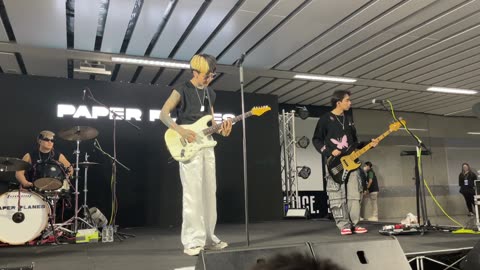 [FANCAM] Paper planes live at MRT Chatuchak ep8 mrt journey 2023 เสแสร้ง สด Pretend live