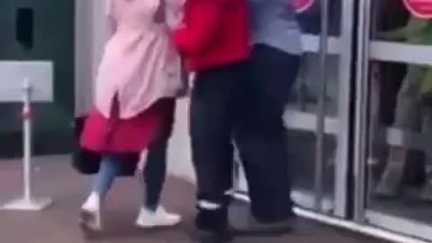 une femme s'est faite violenter par la sécurité car elle a tenté de rentrer dans un supermarché...