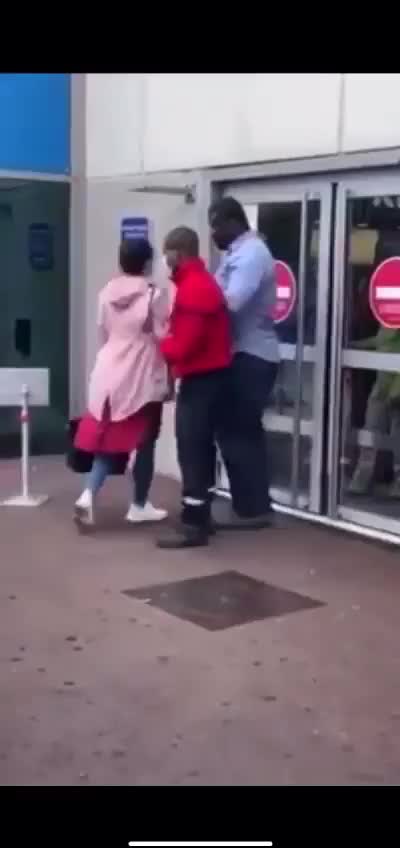 une femme s'est faite violenter par la sécurité car elle a tenté de rentrer dans un supermarché...