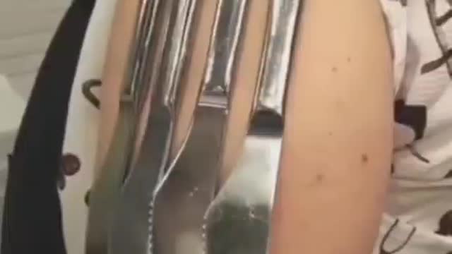 Posate di metallo che rimangono attaccate al braccio dopo il vaccino Pfizer!