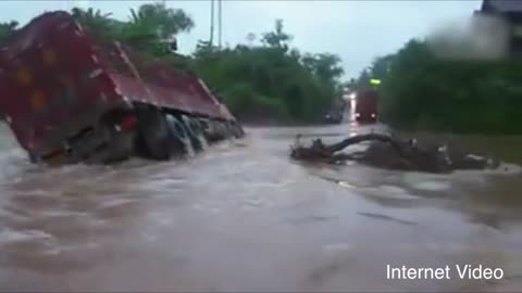 Conductor de camión choca deliberadamente contra dique para evitar inundación