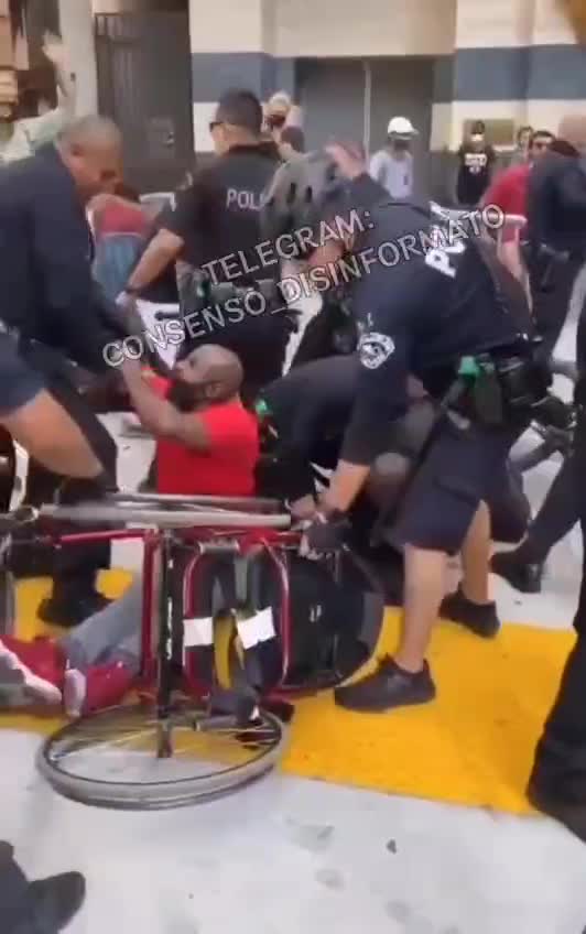 Australia - la menzogna covid continua grazie alle teste di cazzo.