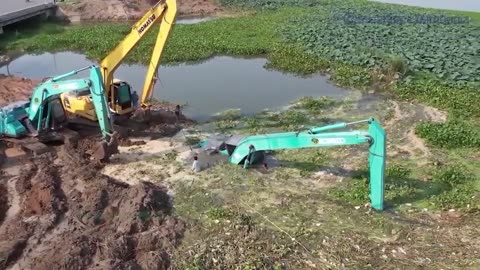 Excavator video sharing- The excavator fell into the pond #excavator video #excavator rescue_9 (3)