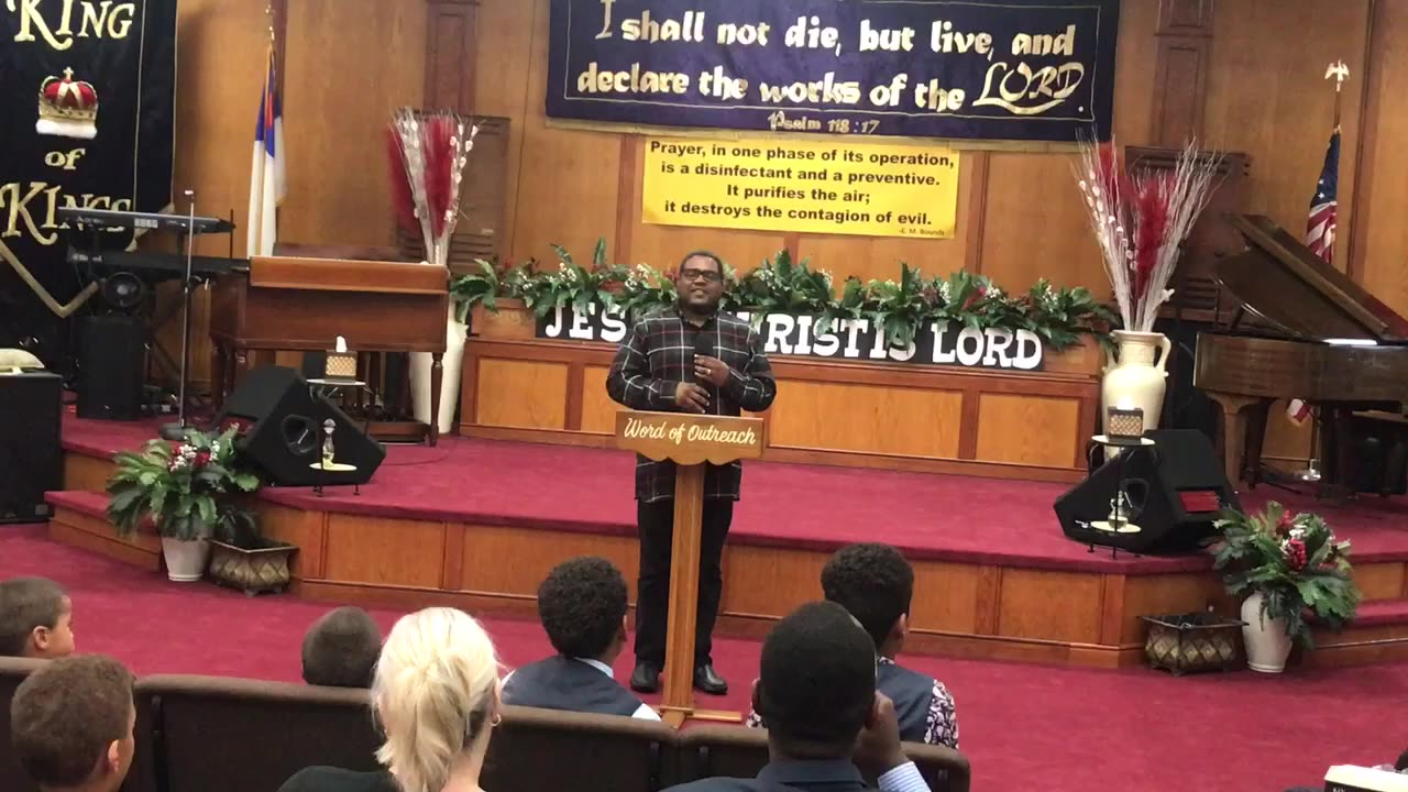 Minister Antonio Travis