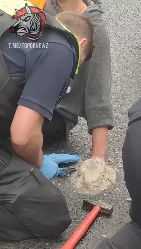 V Německu si ekoaktivisté nejen sedají na cestu a chodníky, nově se na cestu betonují