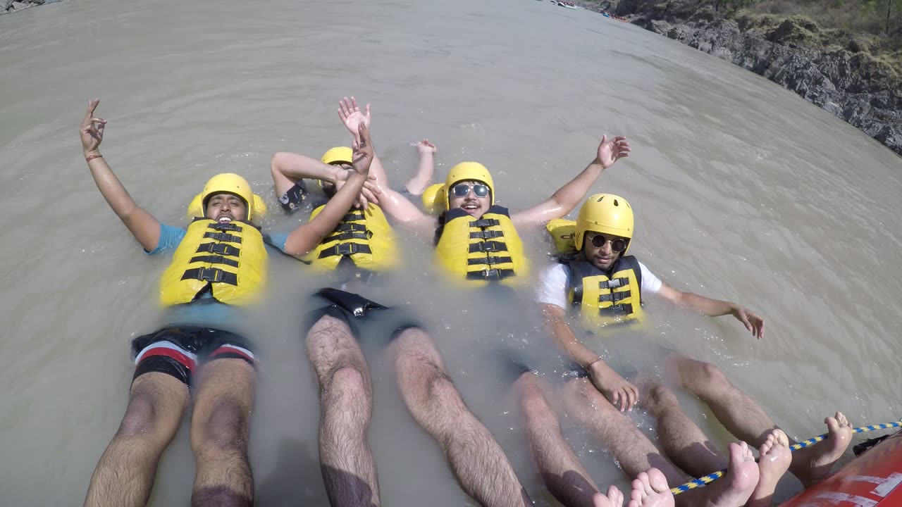 Rafting Enjoying