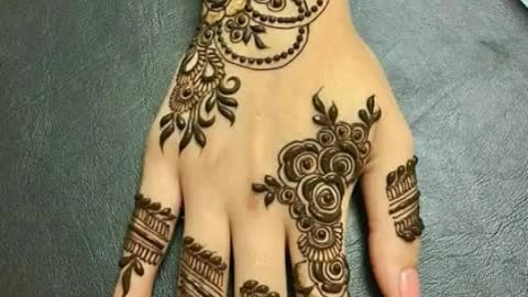 Decent mehndi disigne