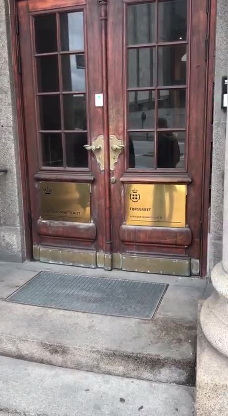Lige et smut forbi Danish Defense Department / Forsvarsministeriet midt i krig