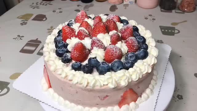 vlog daily, today's grandma's birthday, made a girly cake for her, hehehe