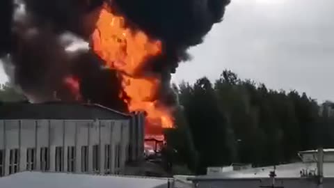 💥In St. Petersburg, the Strumka oil depot is on fire, explosions are heard during the fire