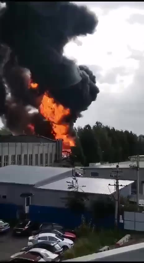 💥In St. Petersburg, the Strumka oil depot is on fire, explosions are heard during the fire