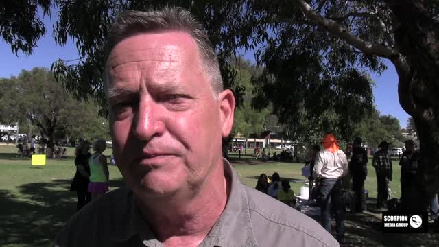Dump the Majors! Paul Hilton (UAP) and Carl Pallier (AFP) speak at STAND IN THE PARK.