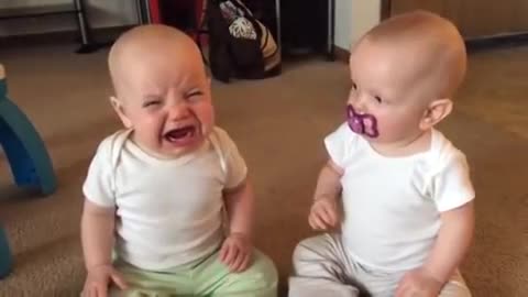 Twins baby girls fight....