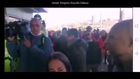 Giornalisti a Trieste colti in fallo in diretta mentendo sul fatto che i portuali lavorassero