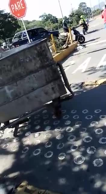 Policías fueron agredidos cuando capturaban a un conductor ilegal en Bucaramanga