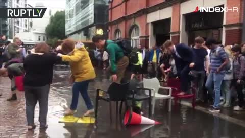 Britanci napravili most od stolica kako bi izbjegli veliku lokvu