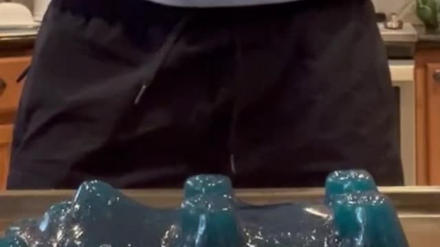 willagiantgummybearmeltonmyroof#gummybear#challenge#fun