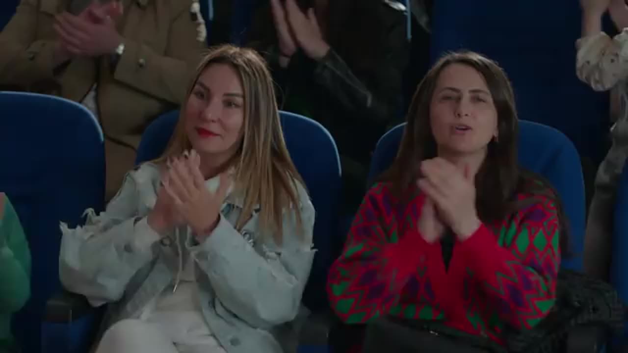 Gracias, hermano": Ömer sale al rescate de Emel y… ¡baila con ella en la función del colegio!