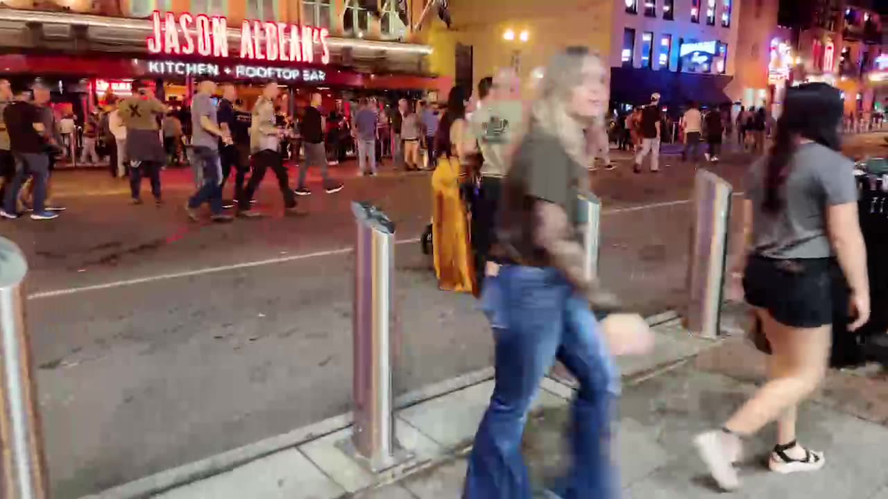 NASHVILLE TN LIVE BROADWAY STREET / PEOPLE WATCHING / BANDS WATCHING / BARS