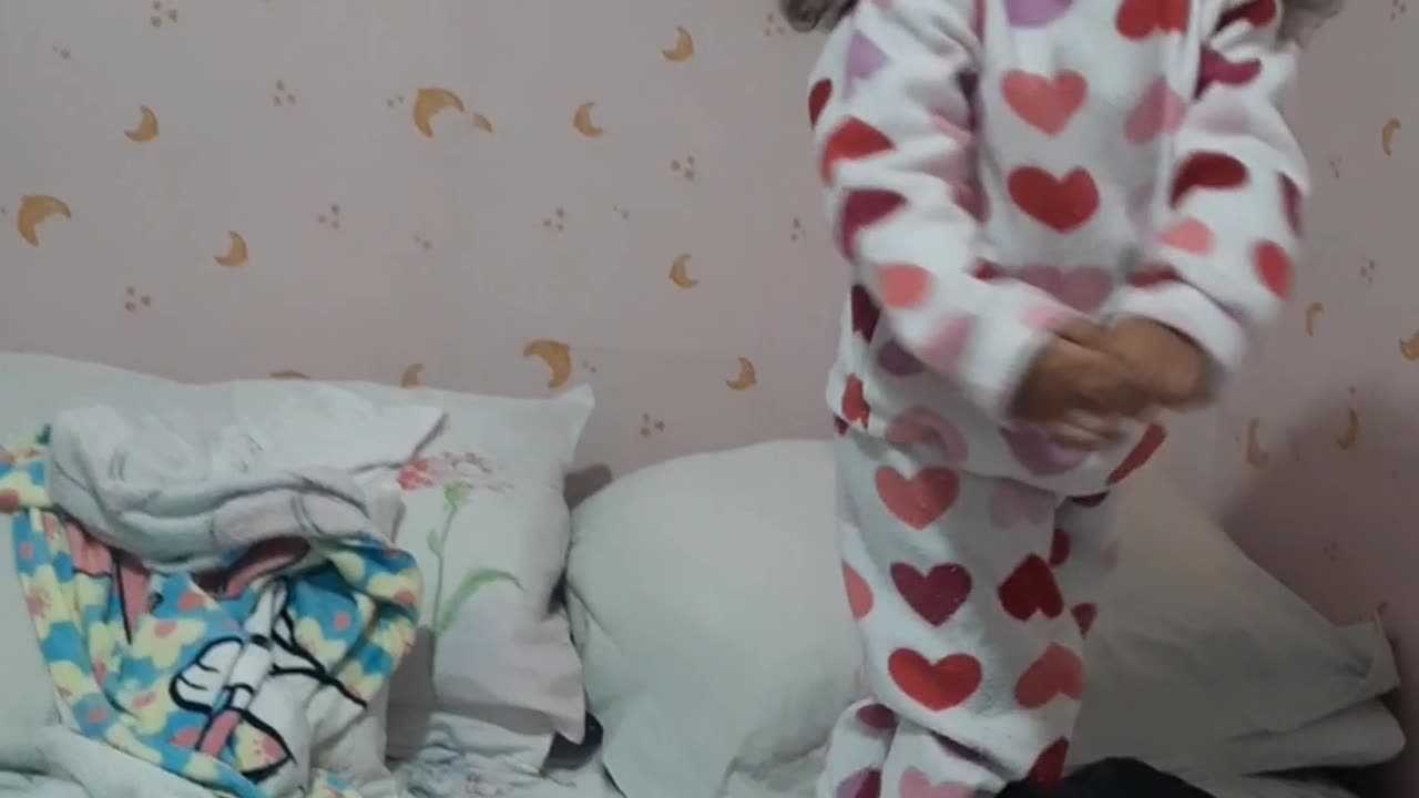 Laura sempre arrumando os cabelos