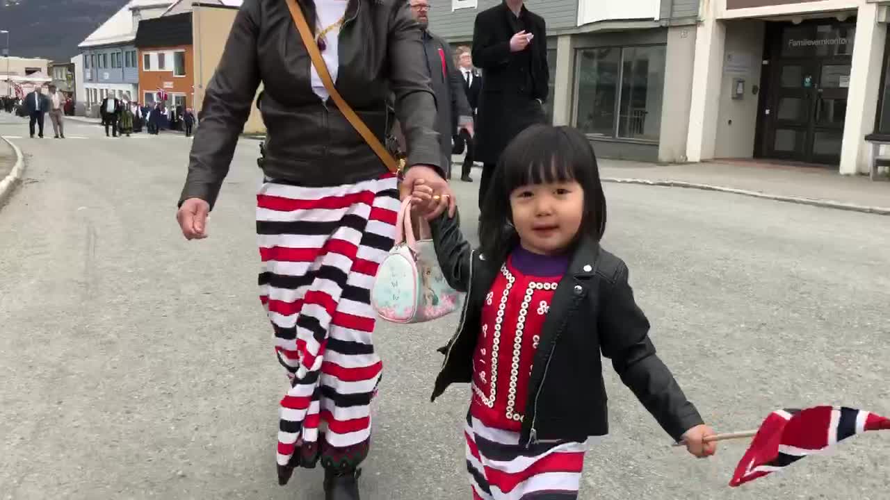 Little girl working at the Street on National Day😁