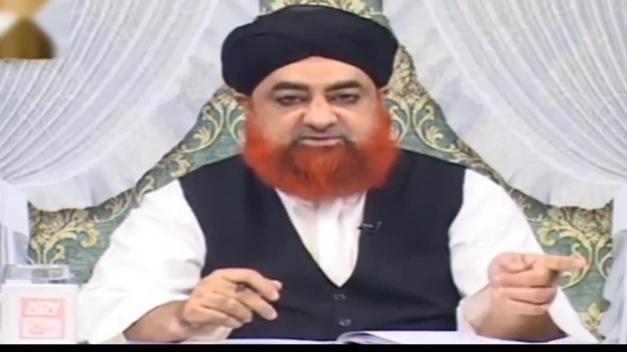 نماز میں قیام کی حالت میں الٹا ہا تھ اٹھانے سے کیا نماز ٹوٹ جاتی ہے؟