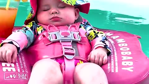 These little ones are learning their first swimming lesson!!🥰🌊