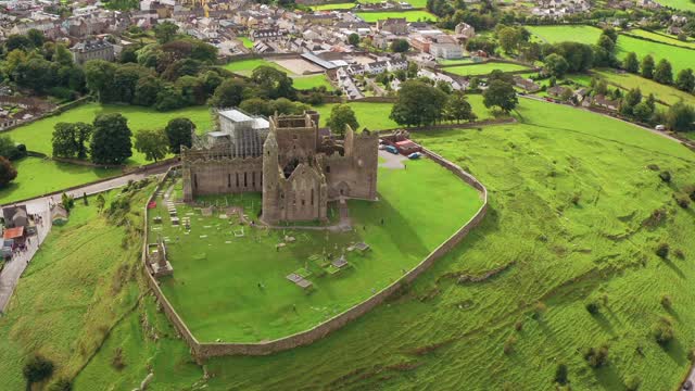 Una fantastica pradera rodea un hermoso castillo