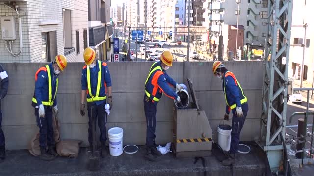 Keikyu track workers