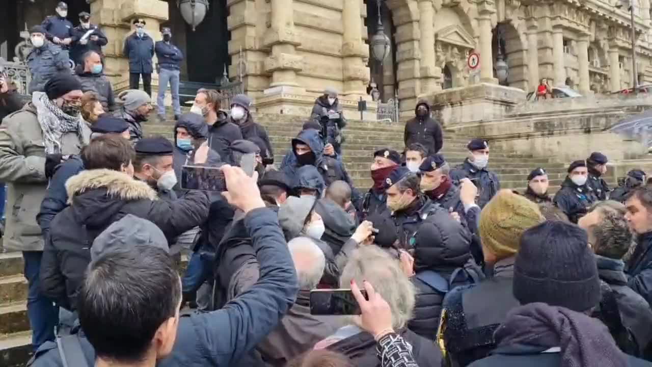 Hundreds of lawyers against health apartheid hit the headquarters of the palace of justice in Rome