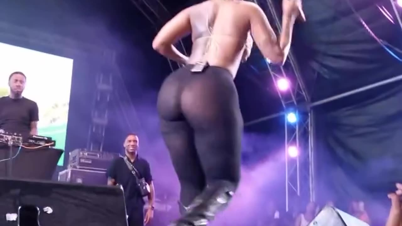 Rapper Jada Kingdom Twerk on stage