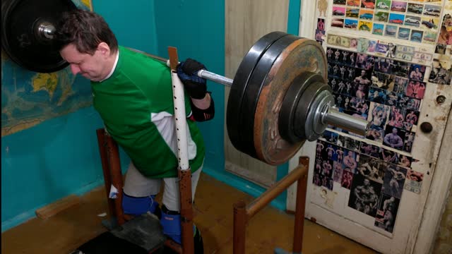 squats with a barbell on the back 210 kg