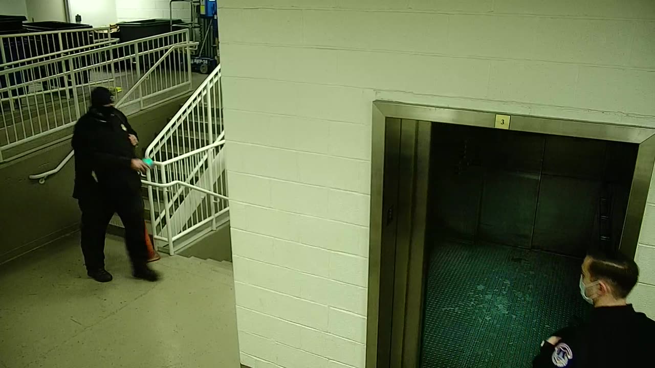7110CVCULElevator#3Lobby_2021-01-06_12h00min01s420ms.mp4