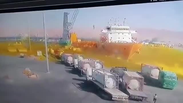 Crane drops tank with poisonous gas in Jordan's Aqaba port