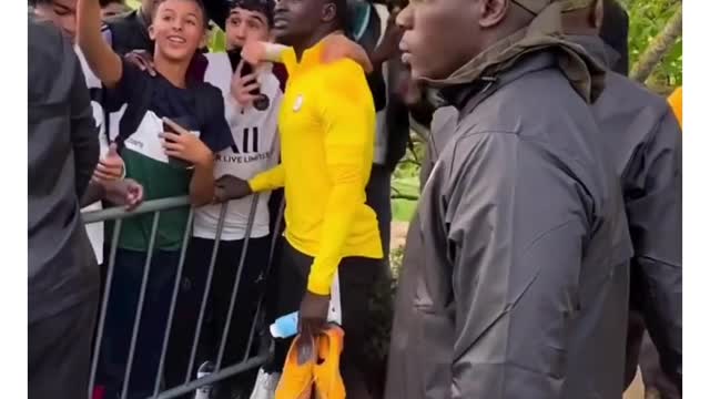 Sadio Mane making fans happy 🥺