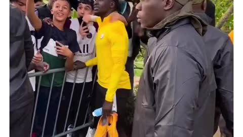 Sadio Mane making fans happy 🥺