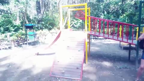 Fantasma de niño en el parque.