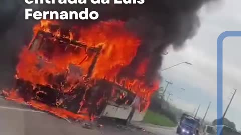 Ônibus pega fogo nesta sexta (01º) na estrada de Ribamar, próximo entrada da Luis Fernando