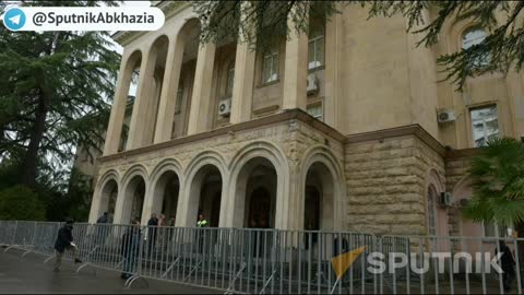 Комплекс правительственных зданий Абхазии сегодня усиленно охраняют