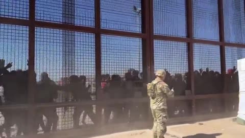 “美國邊境危機”我們在現場目睹了這一切，這裡一片混亂！在德州 埃爾帕索，國民警衛隊被“為了越境進入美國”而暴動、不斷湧入的大量移民群所淹沒的時刻…